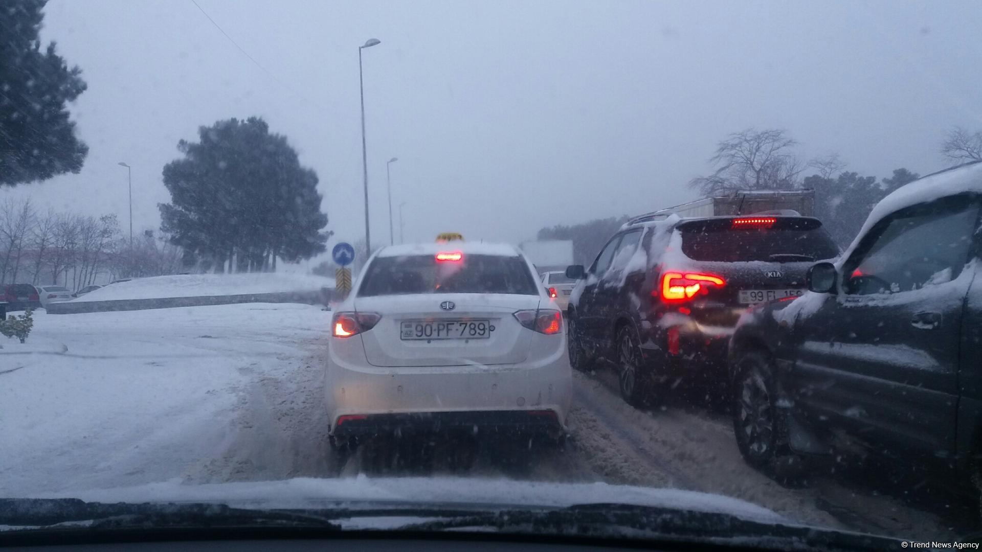 Qarlı hava səbəbindən nəqliyyatın hərəkəti çətinləşib