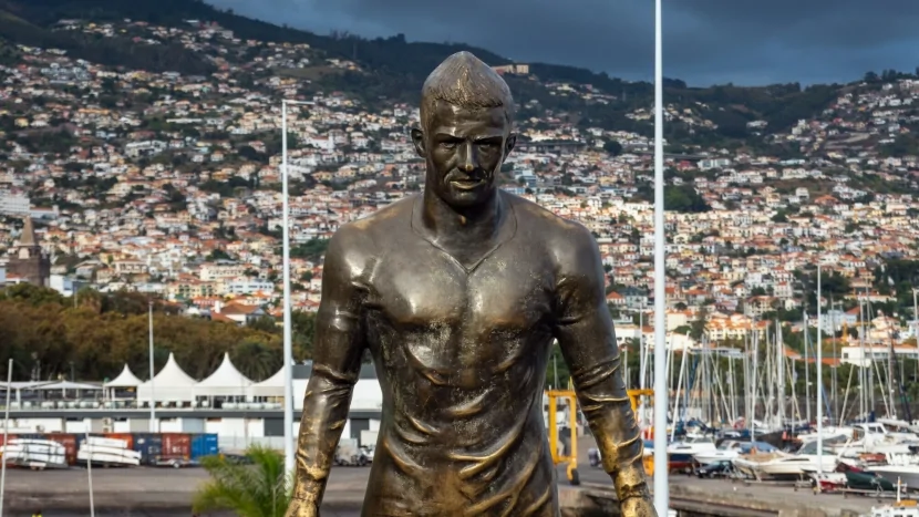 Ronaldonun heykəli yandırıldı (VİDEO)