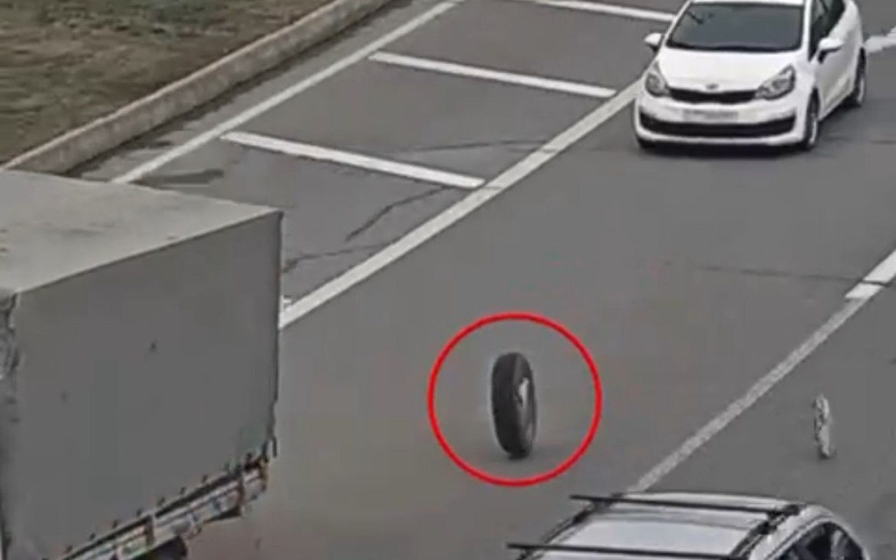 Bakıda yük avtomobilinin təkərləri yerindən çıxdı: VİDEO