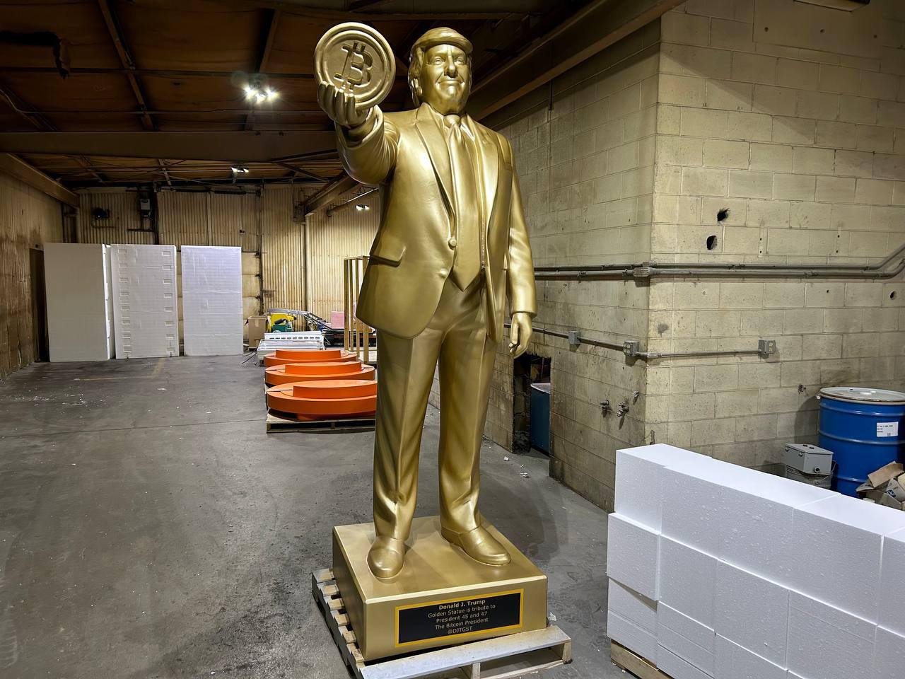 Qızıldan Tramp heykəli: Bahalı abidə həm heyranlıq, həm də qəzəb yaratdı