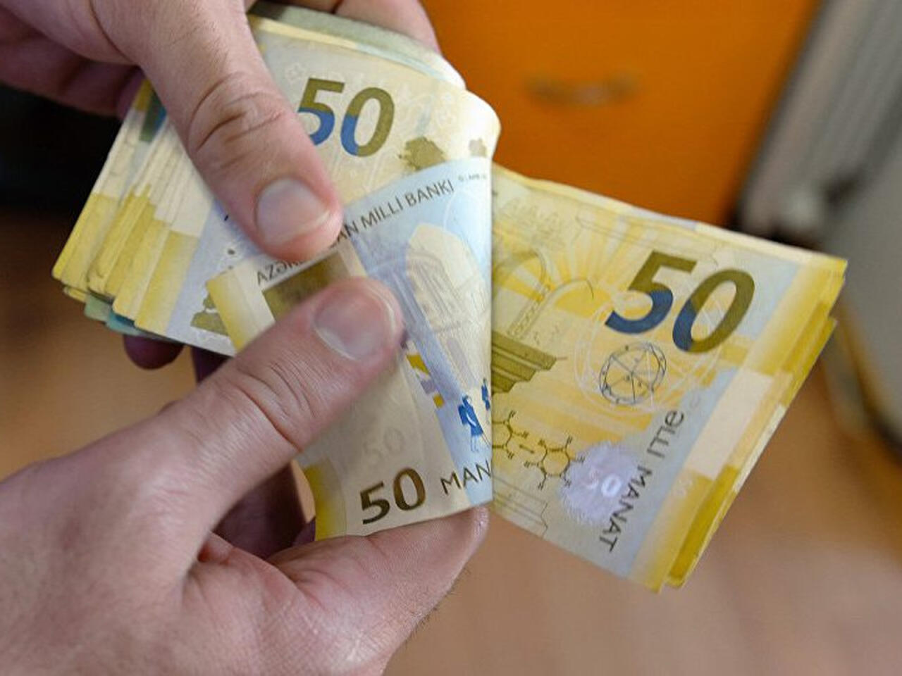 30 min manat cəriməsi olan qanun qüvvəyə mindi