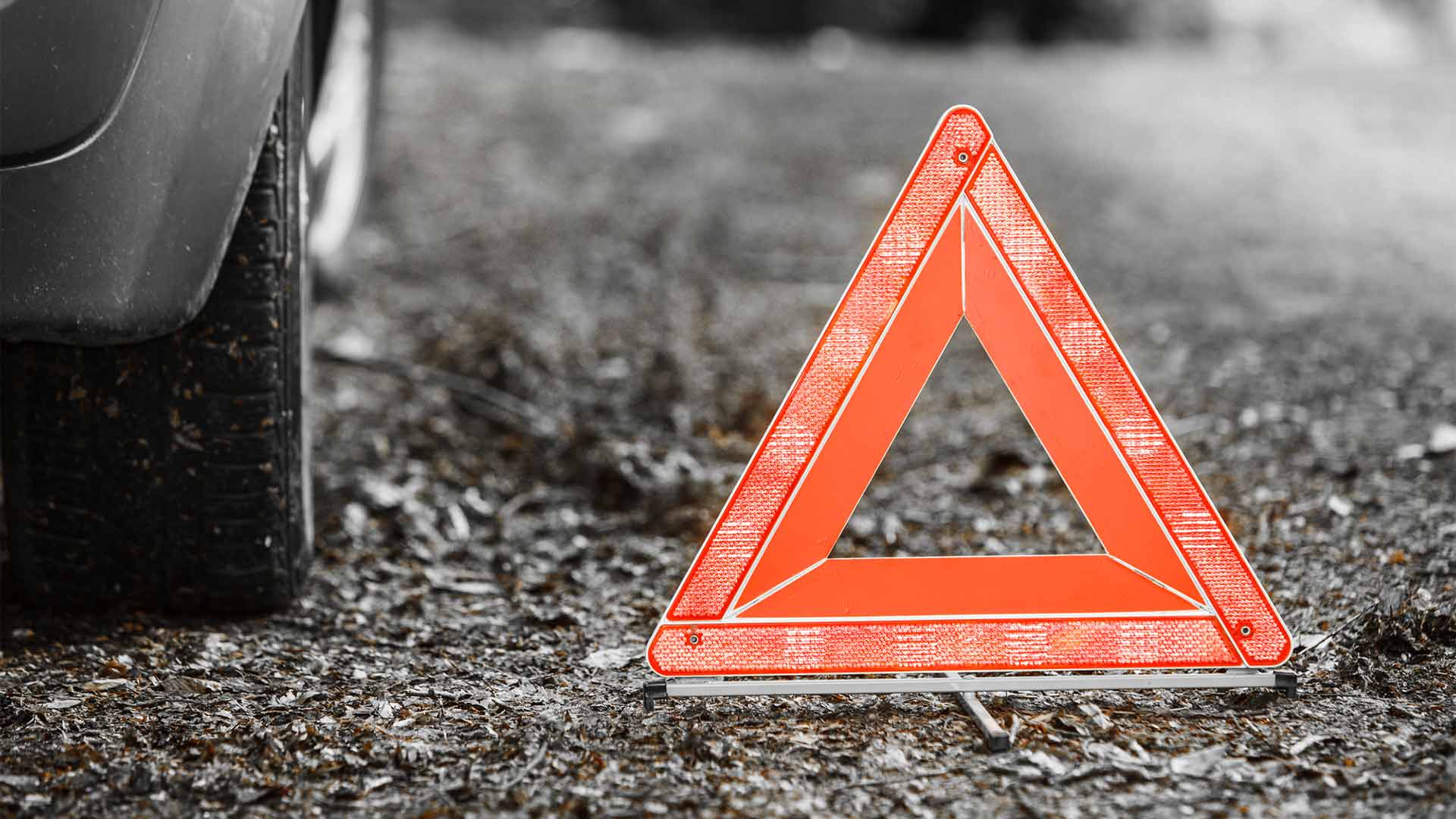 Şəmkirdə maşın ağaca çırpılıb