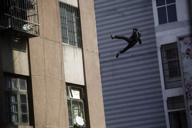 Zaqatala sakini Oğuzda binanın damından yıxıldı