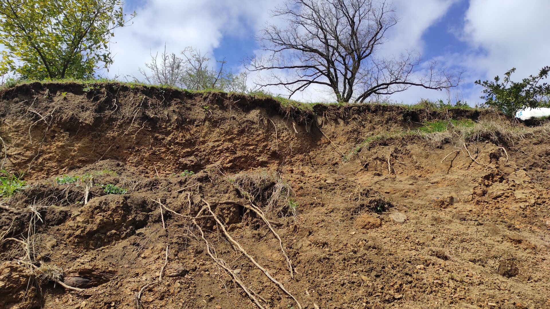 Konqoda torpaq sürüşməsi nəticəsində 10-dan çox adam həlak olub