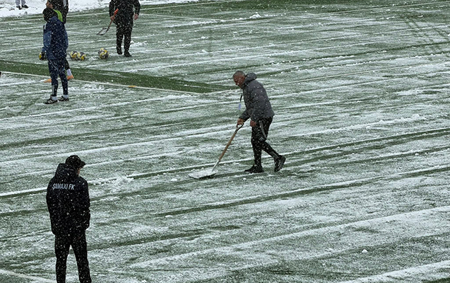 Qurban Qurbanov stadionda qar təmizləyib