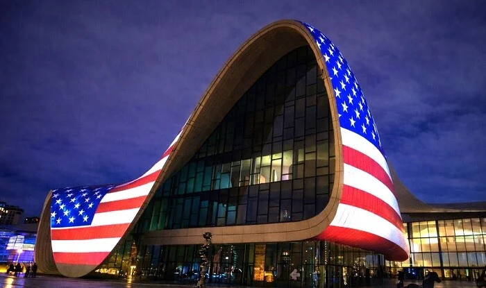 Heydər Əliyev Mərkəzi ABŞ bayrağı ilə işıqlandırılıb